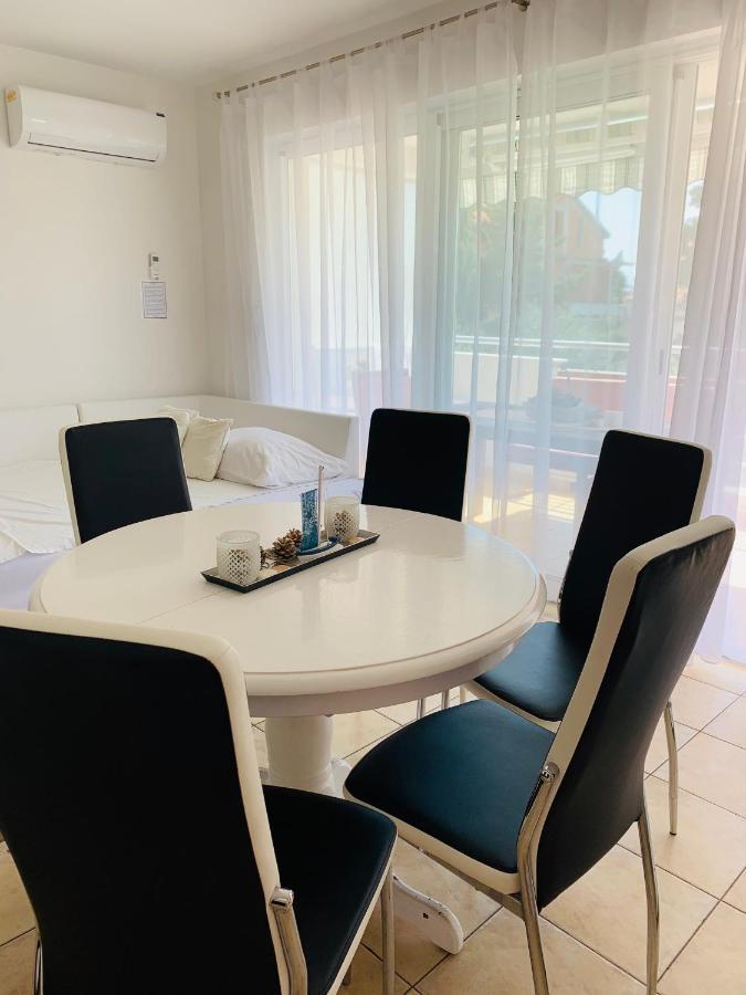 Ivana Apartment With Terrace Novalja Εξωτερικό φωτογραφία